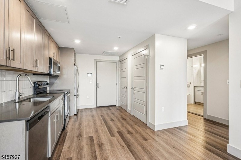 548 Franklin Ave #207 - Photo 6 of 36
