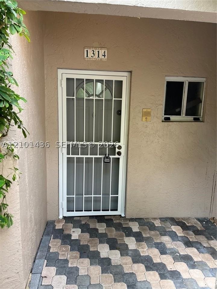 1314 Ne 105th St #9 - Photo 2 of 28