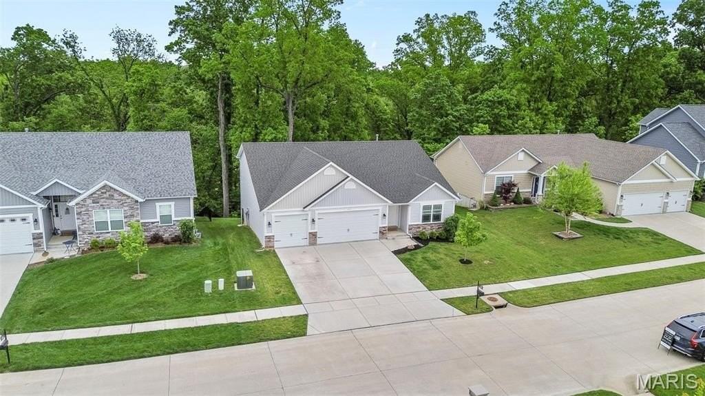 1010 Timber Bluff Dr - Photo 2 of 40