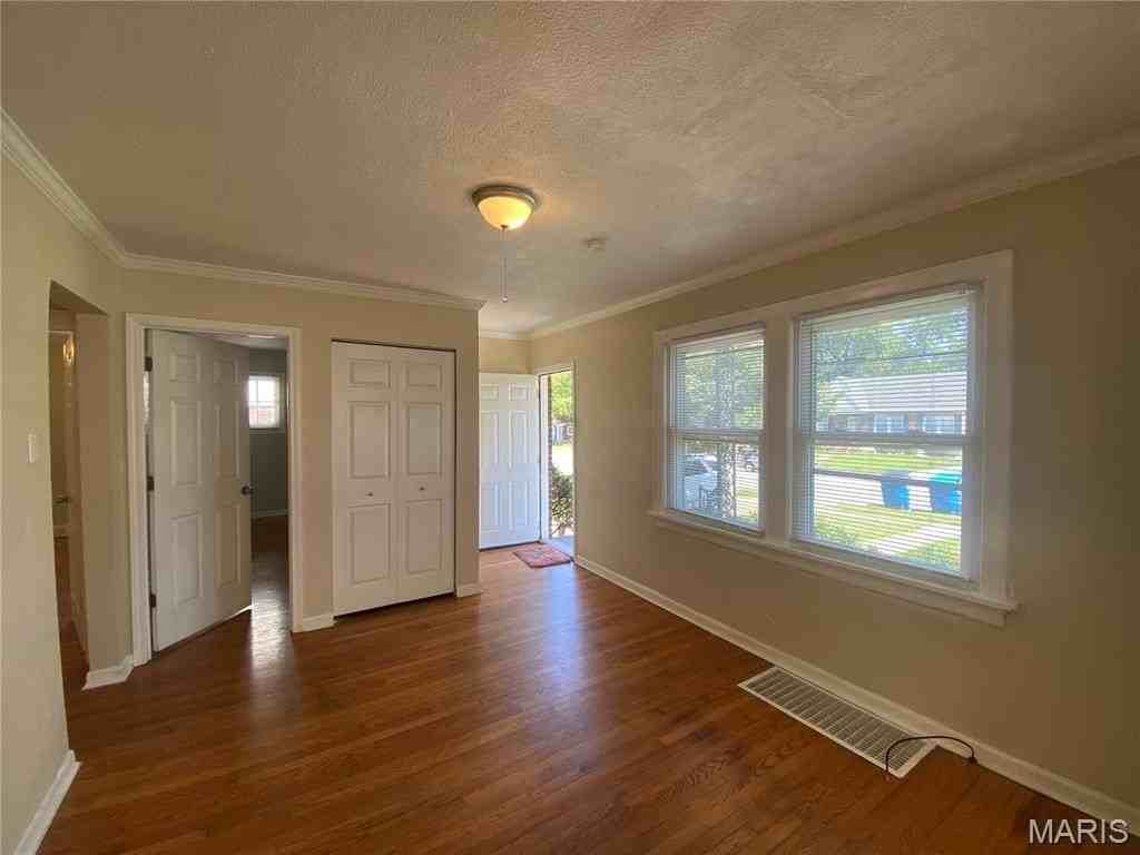 8902 Oneida Ln - Photo 3 of 12