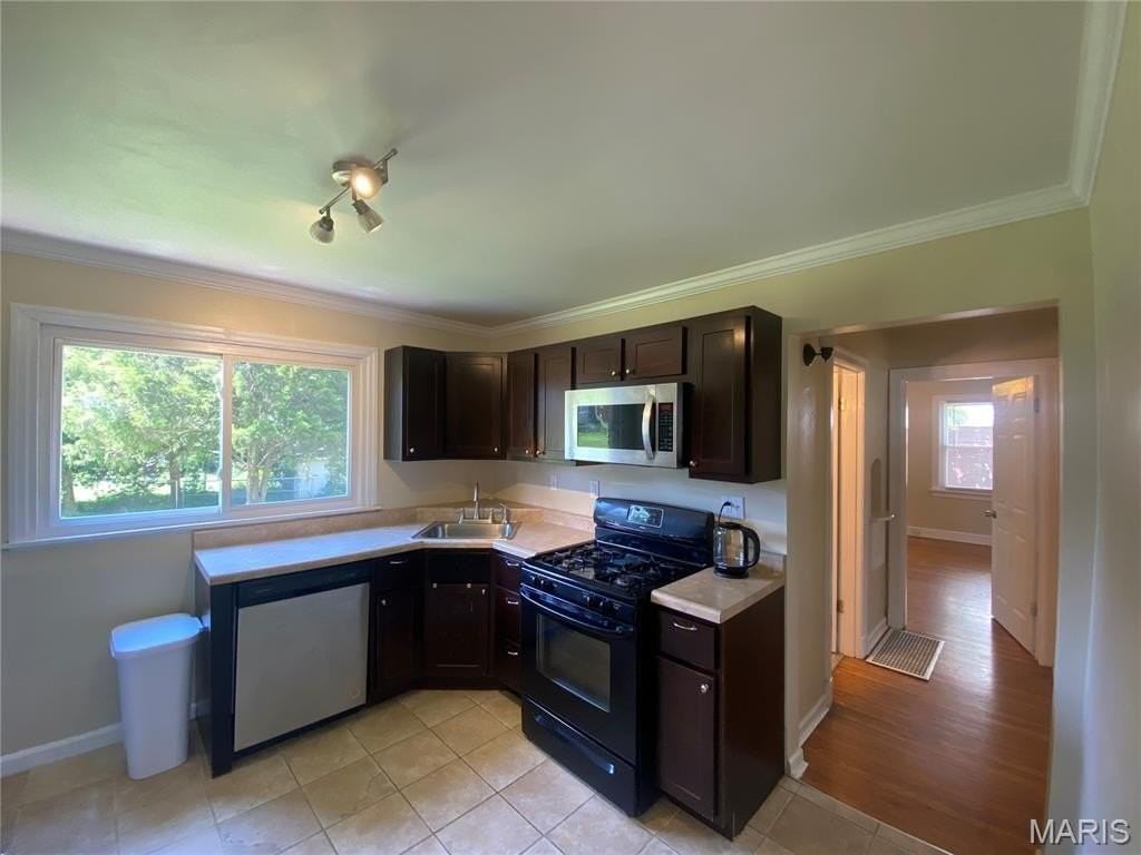 8902 Oneida Ln - Photo 6 of 12