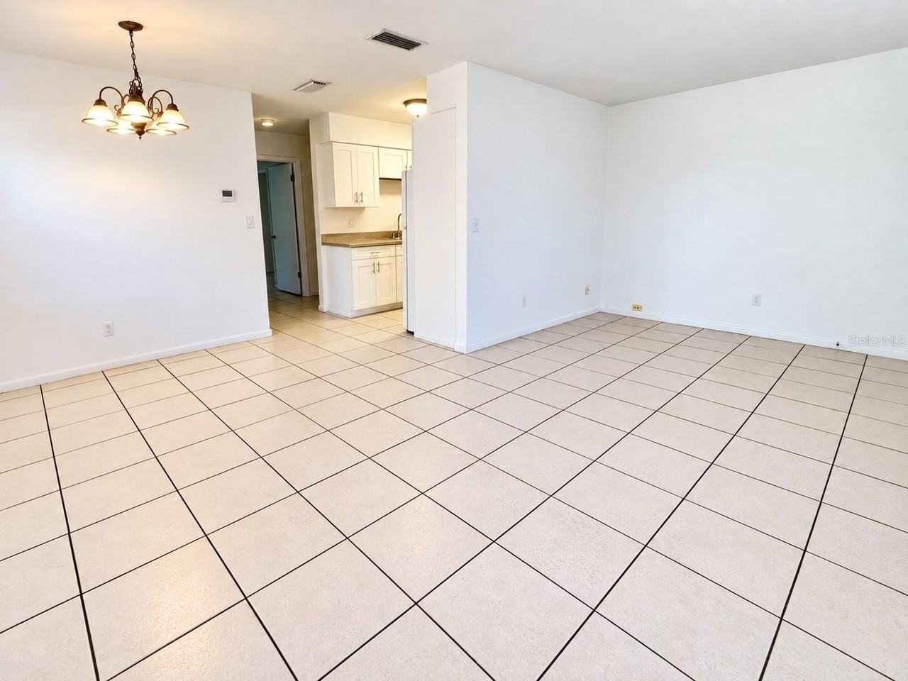 1607 Baltimore Ave - Photo 3 of 12