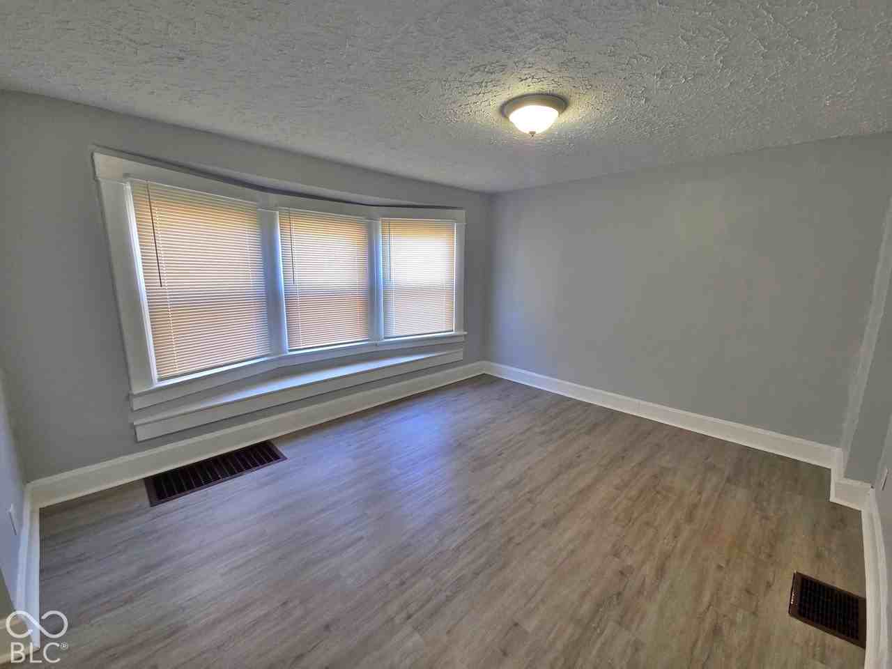 3132 Graceland Ave - Photo 7 of 23