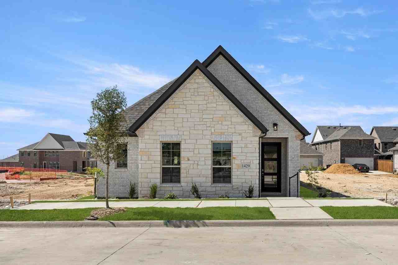 1429 Tipperary Dr - Photo 2 of 28