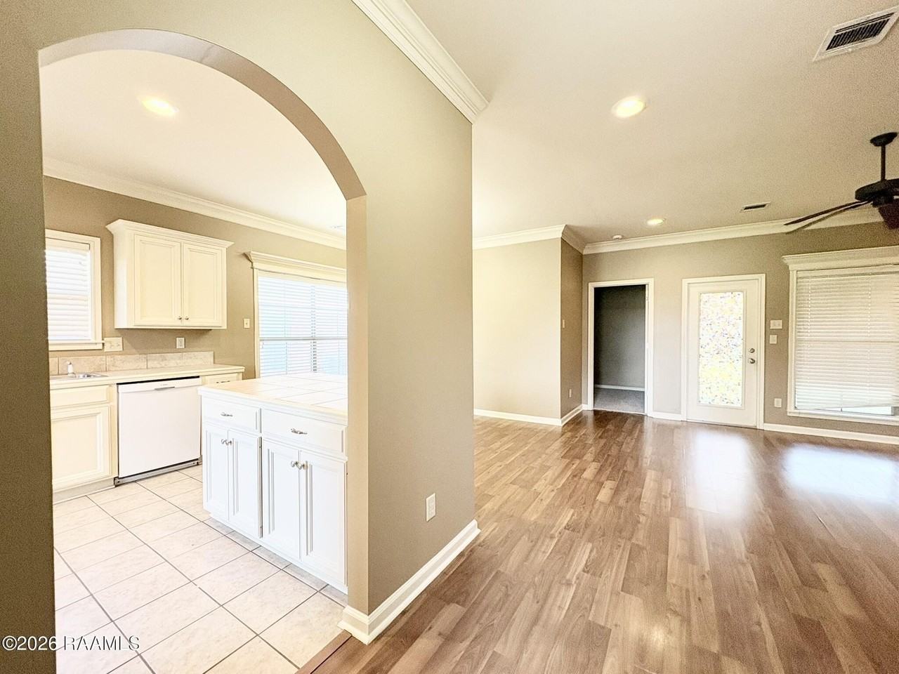 121 Troubadore Dr - Photo 4 of 24