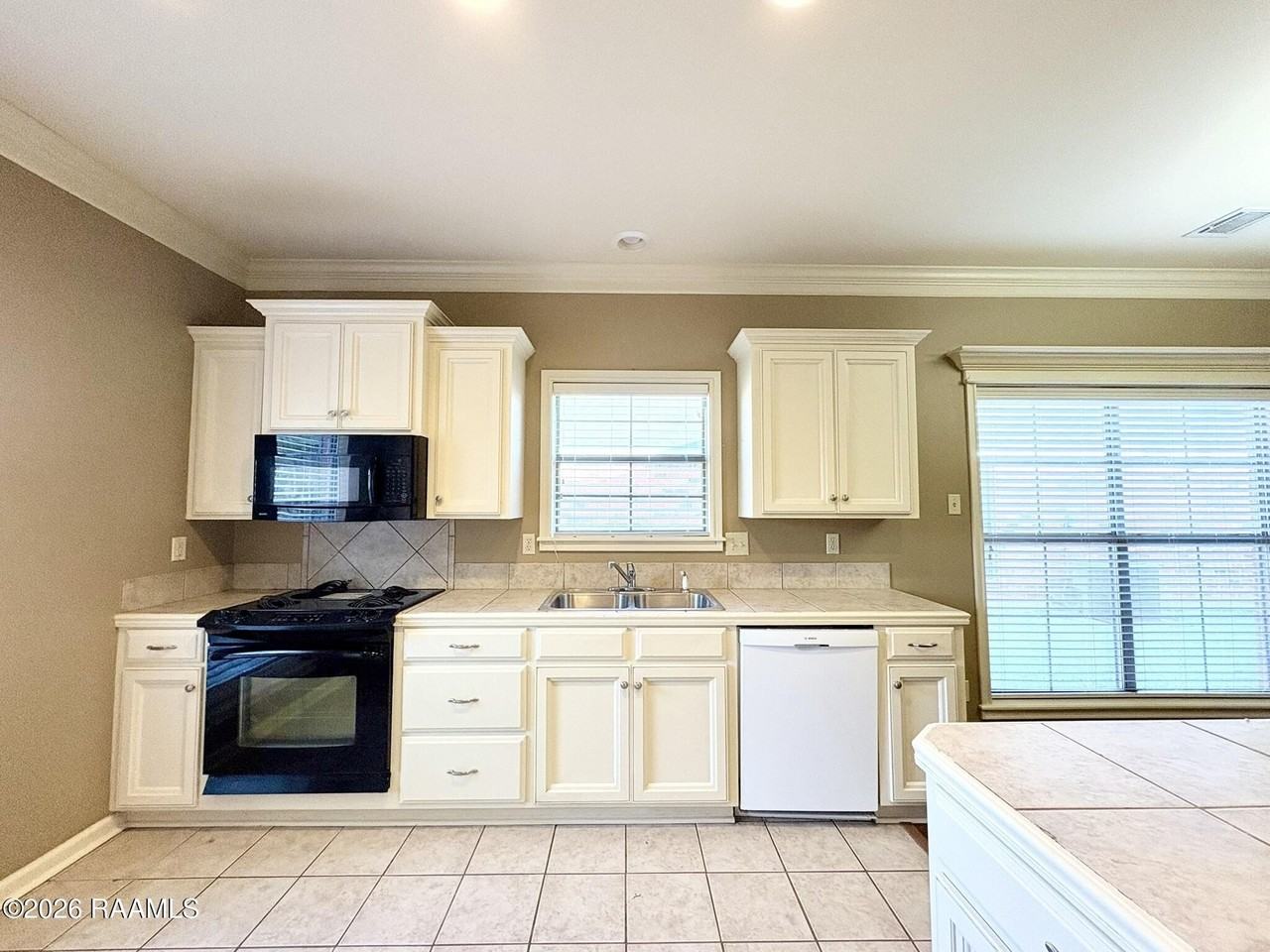 121 Troubadore Dr - Photo 5 of 24