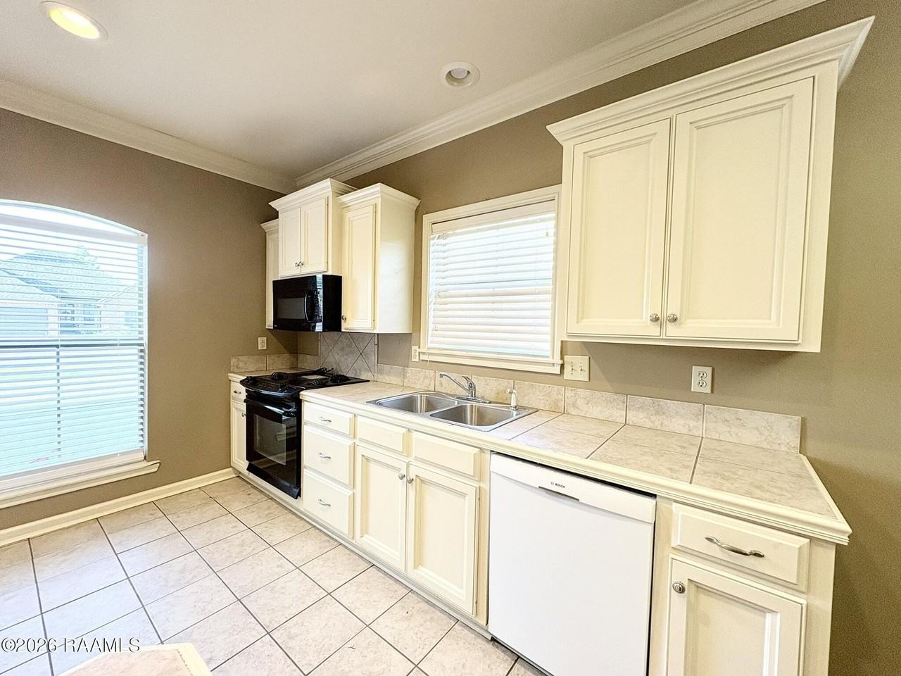 121 Troubadore Dr - Photo 6 of 24