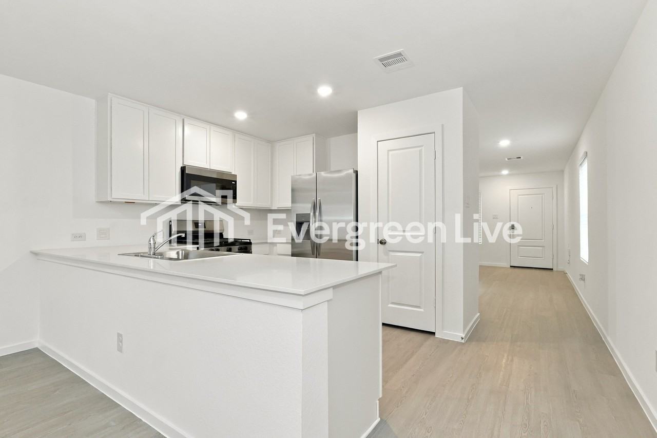1539 Golden Iris Dr - Photo 4 of 15