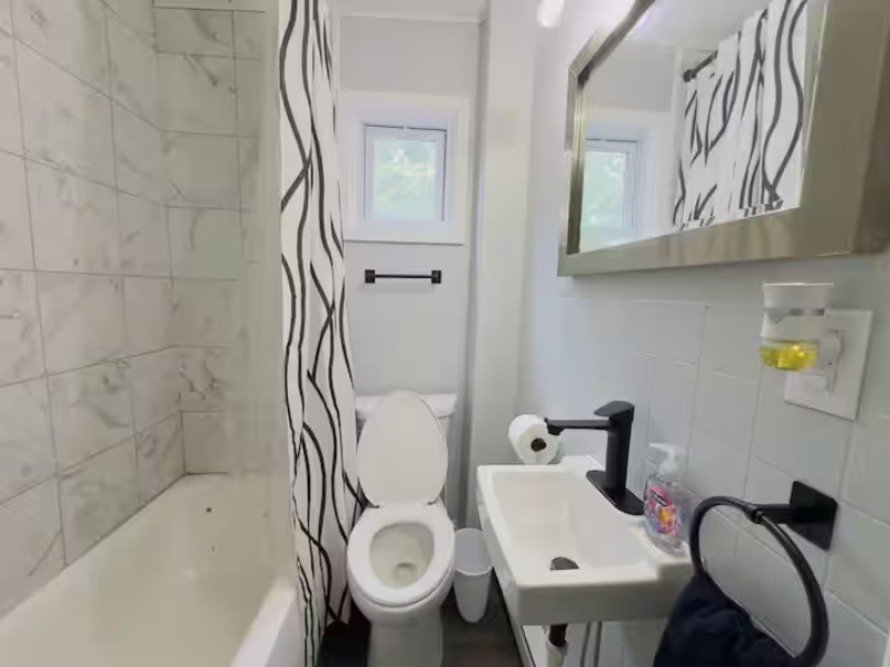 1404 E 47th St - Photo 5 of 16