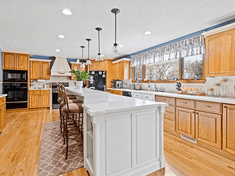 7482 Lindbrook Ct - Photo 3 of 18