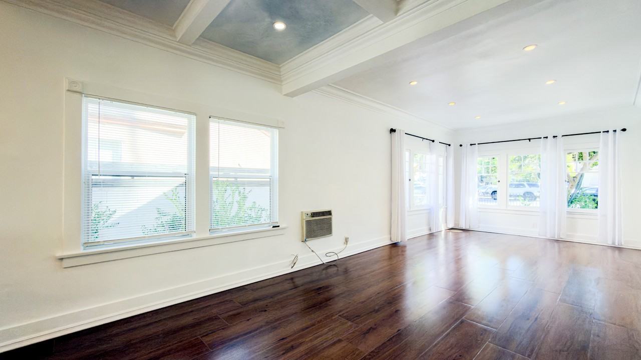 321 N Heliotrope Dr - Photo 5 of 31