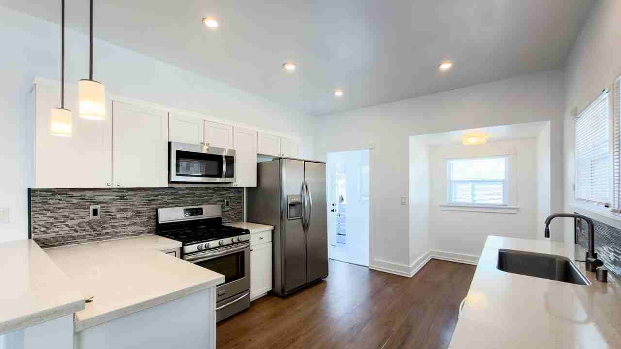 321 N Heliotrope Dr - Photo 6 of 31