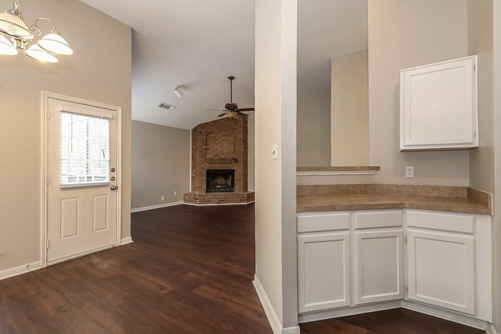 107 Caprock Dr - Photo 4 of 14