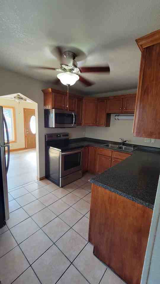 2904 Walker Street - Photo 4 of 29