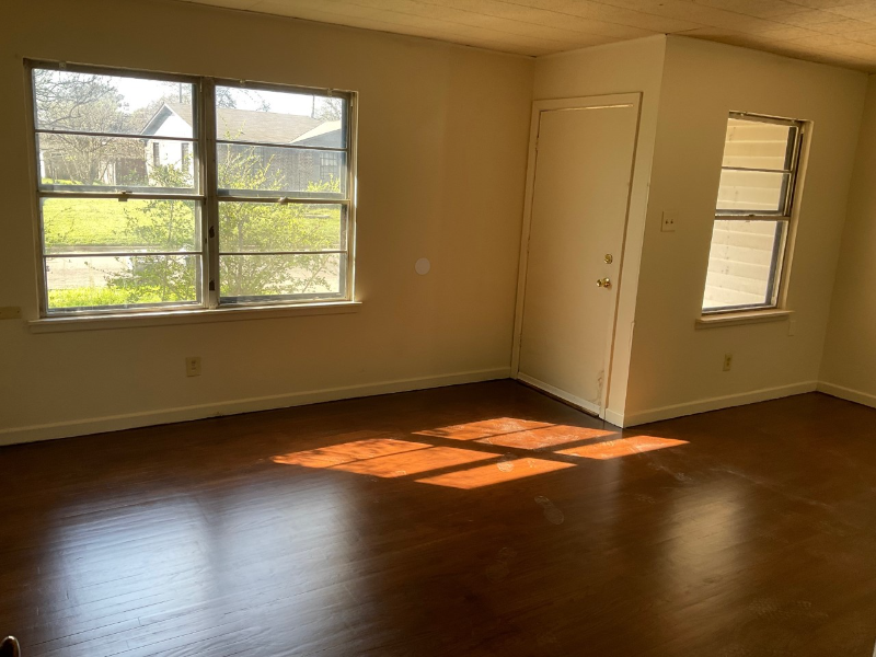 1807 Armstrong Dr - Photo 3 of 7