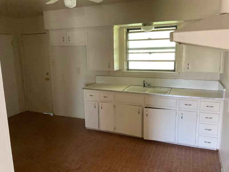 1807 Armstrong Dr - Photo 4 of 7