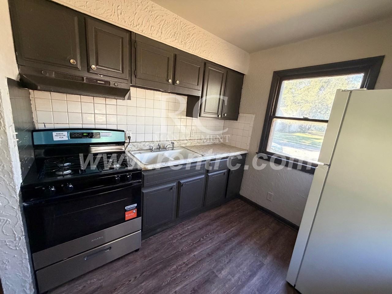 102 S Buchanan St - Photo 2 of 11