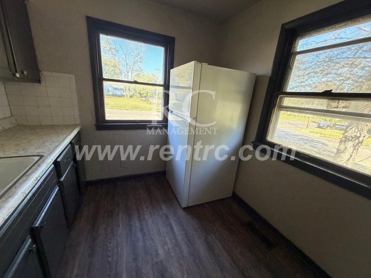 102 S Buchanan St - Photo 3 of 11