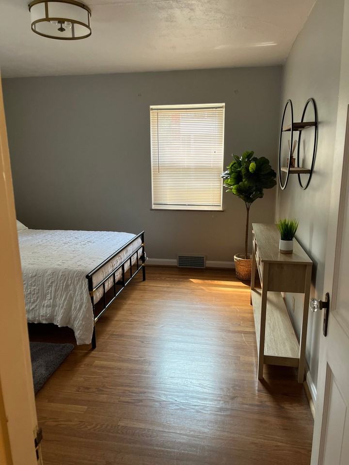 1128 Covedale Ave #1-1stFL - Photo 5 of 8