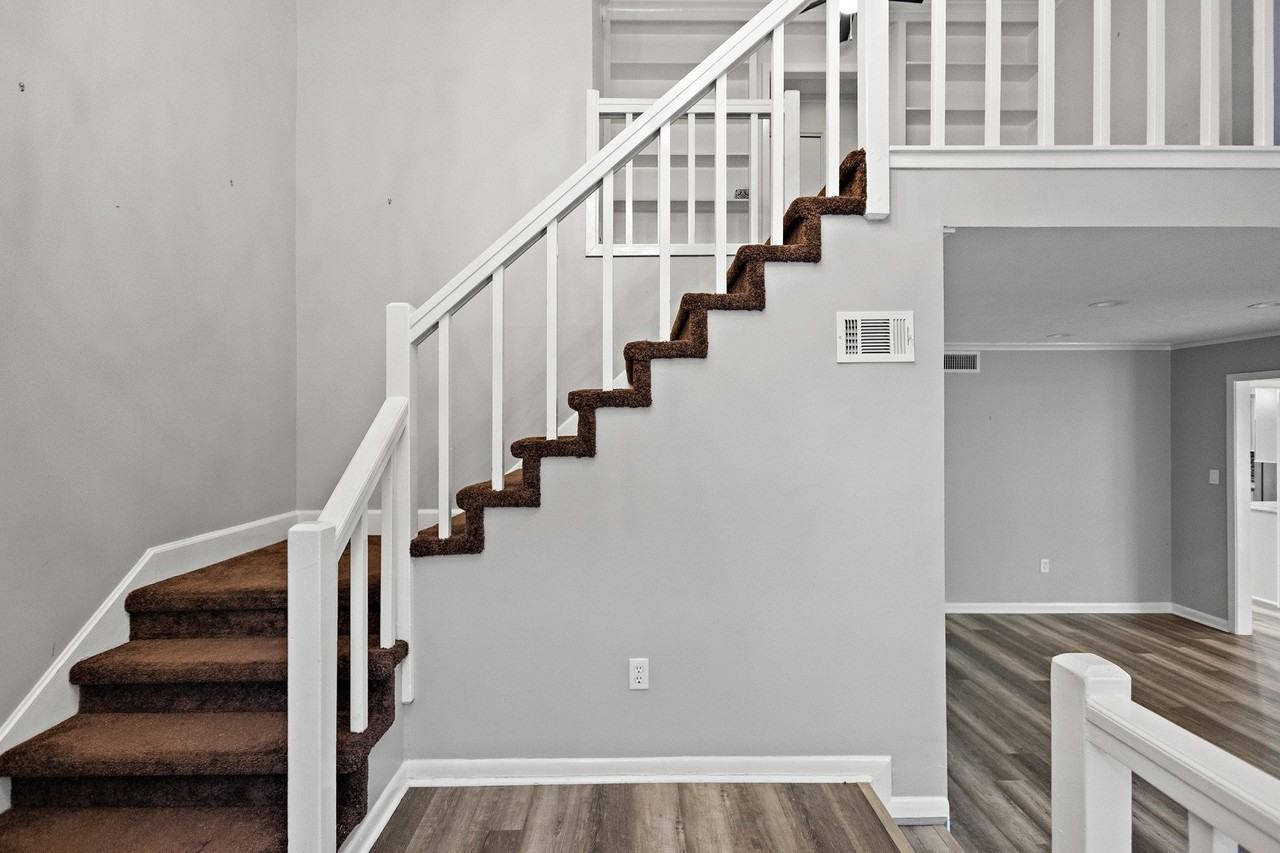 44 Park Crest Pl - Photo 2 of 20
