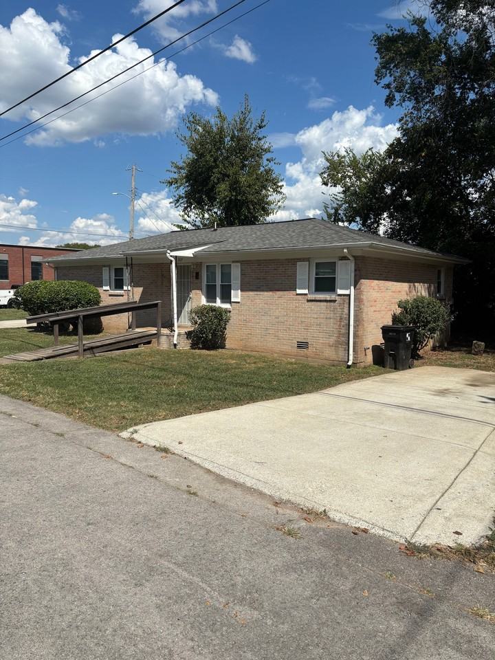 1117 Bridge St - Photo 3 of 17