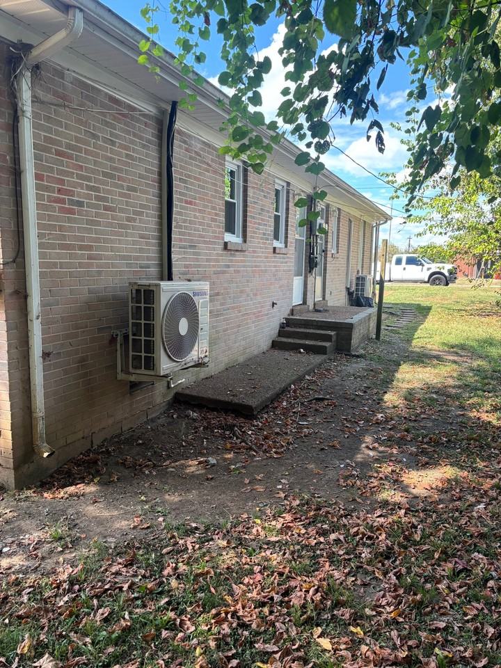 1117 Bridge St - Photo 4 of 17