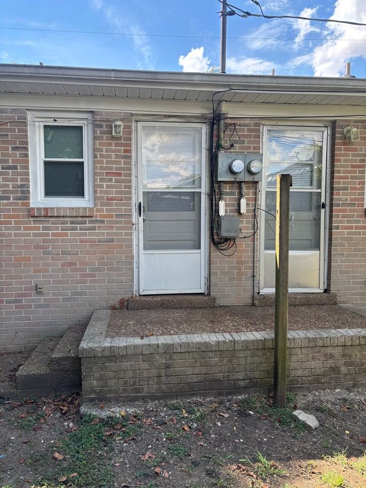 1117 Bridge St - Photo 5 of 17