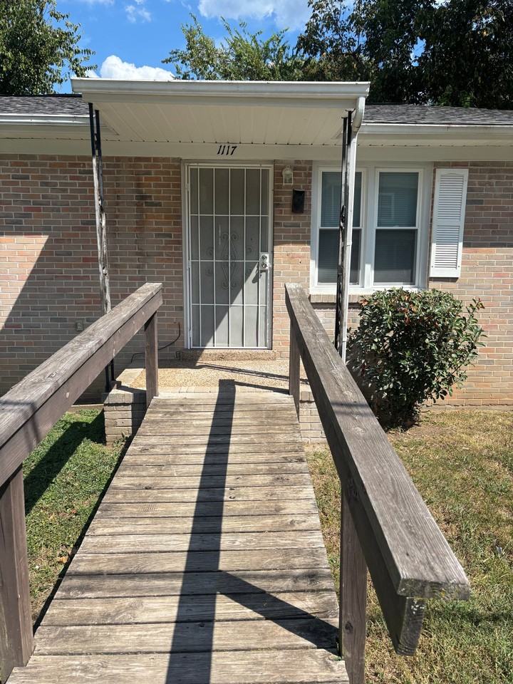 1117 Bridge St - Photo 6 of 17