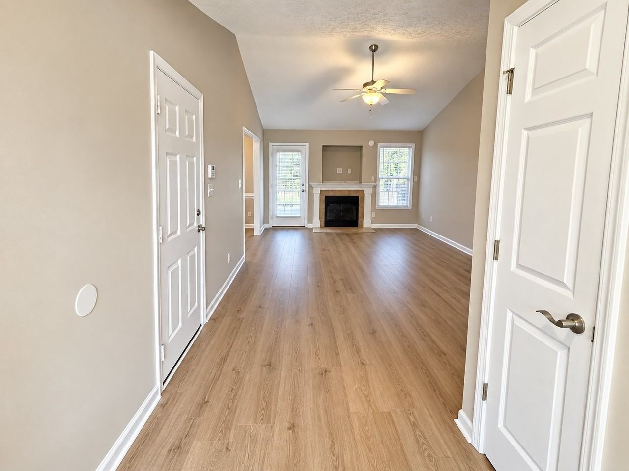 2905 Thymus Ct - Photo 4 of 19