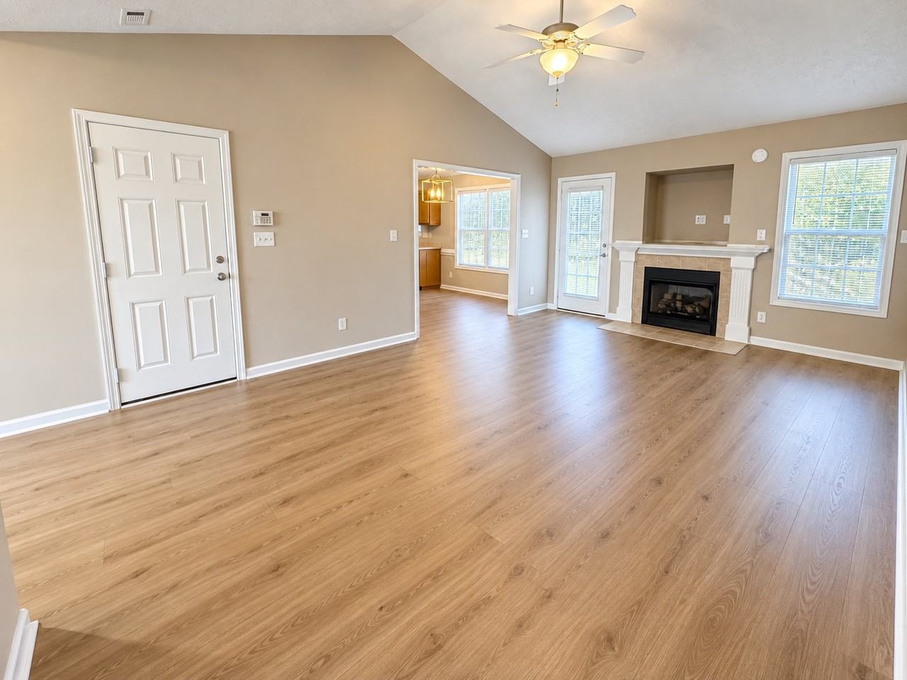 2905 Thymus Ct - Photo 5 of 19