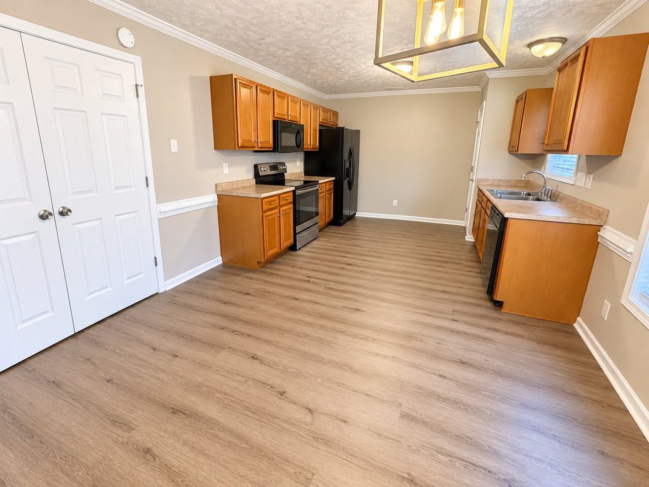 2905 Thymus Ct - Photo 7 of 19