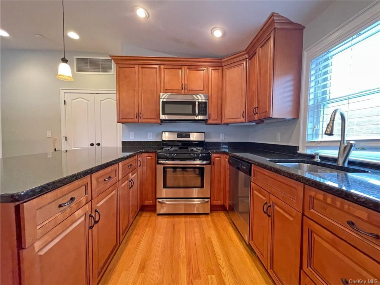27 Fisher Avenue #2nd Floor - Photo 4 of 16