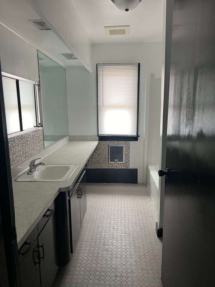 4702 N 44th St #2 - Photo 6 of 12