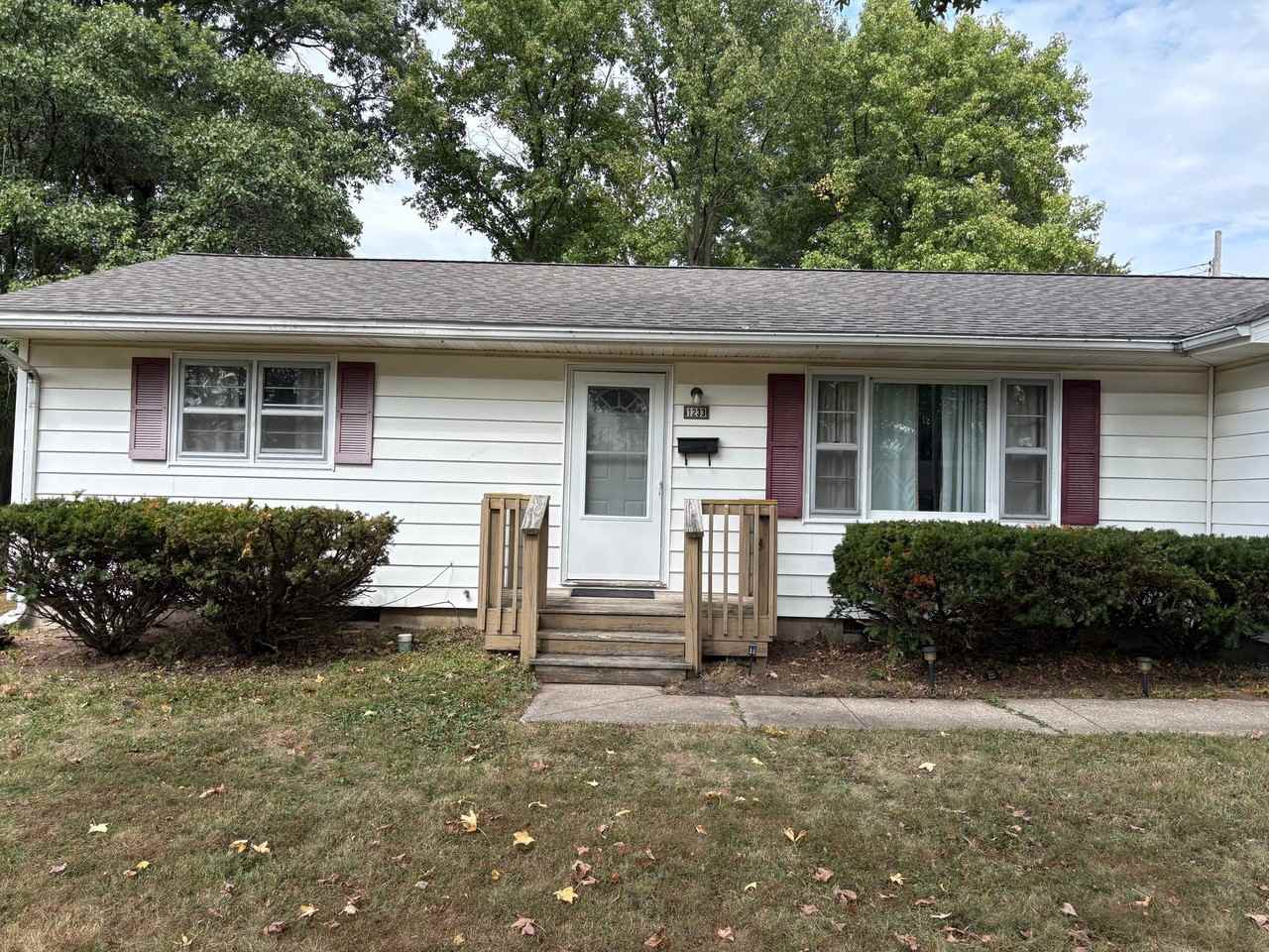 1233 Pinelawn - Photo 2 of 13