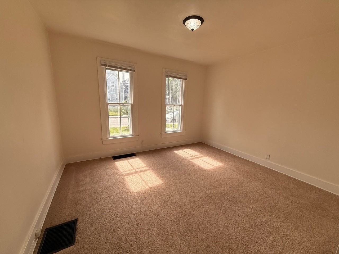 1524 Pleasant St - Photo 4 of 22