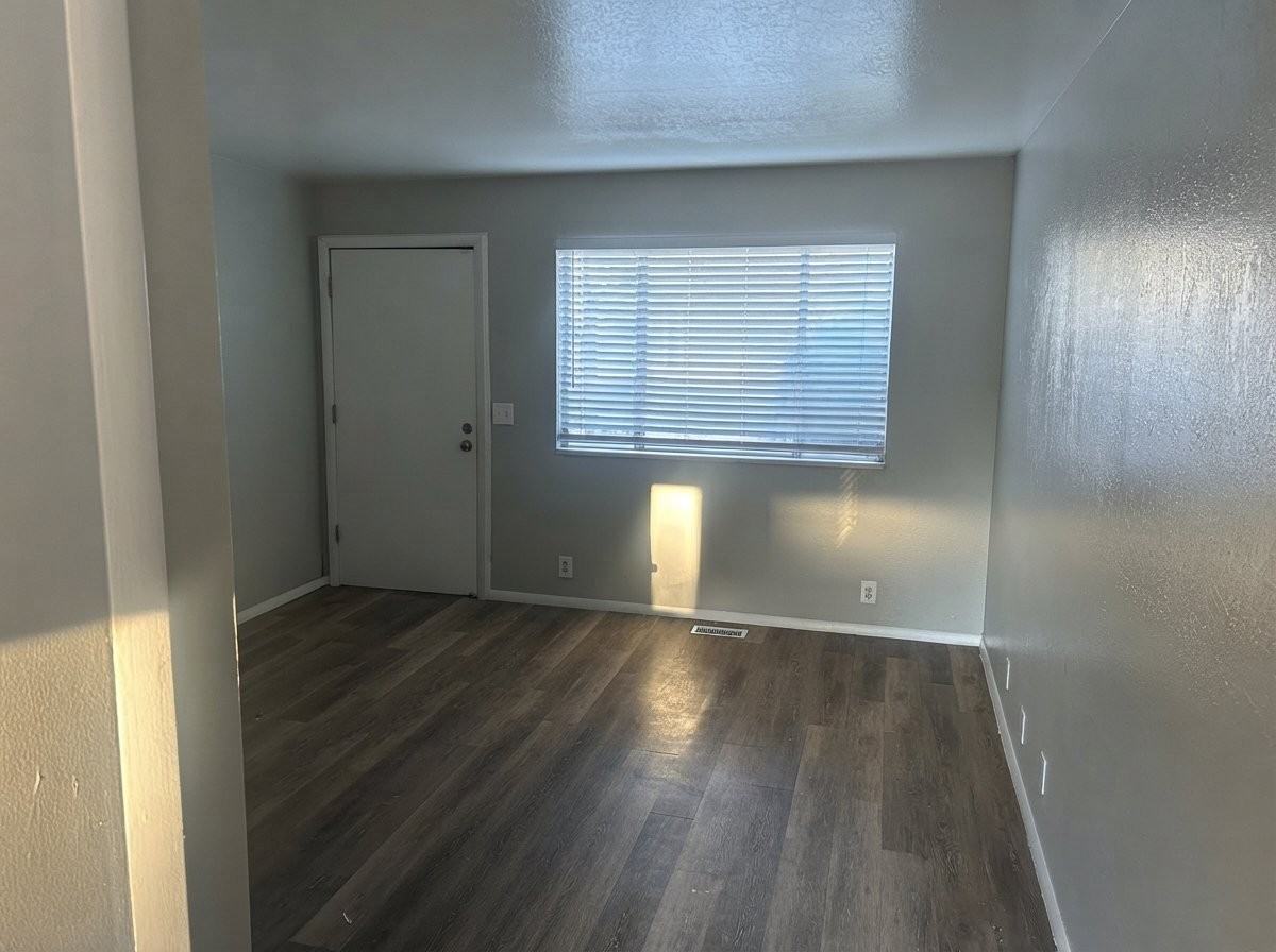 4728 S St - Photo 3 of 6