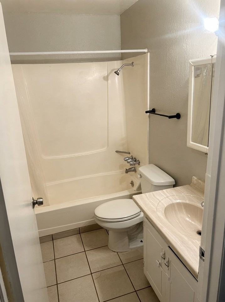 4728 S St - Photo 4 of 6