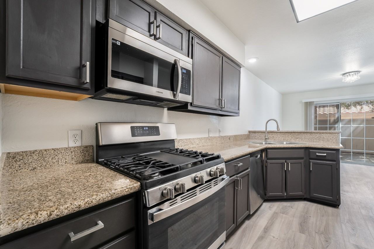 2824 Dawn Crossing Dr - Photo 4 of 12