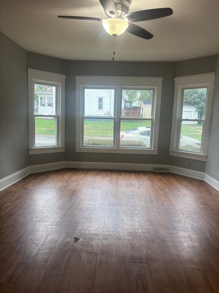 842 44th St - Photo 2 of 9