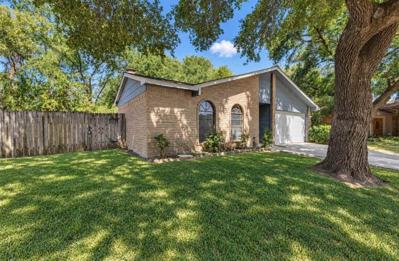 22926 Millgate Dr - Photo 2 of 20