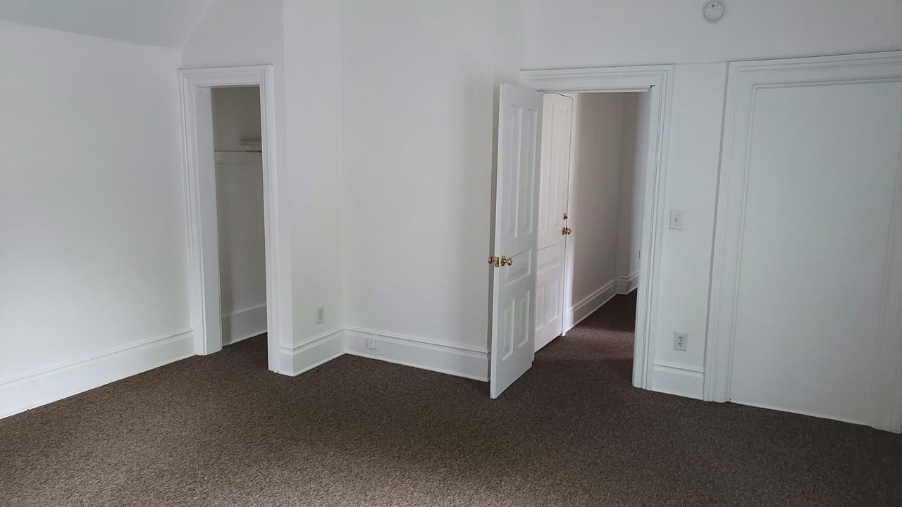 417 N Court St #4 - Photo 5 of 12