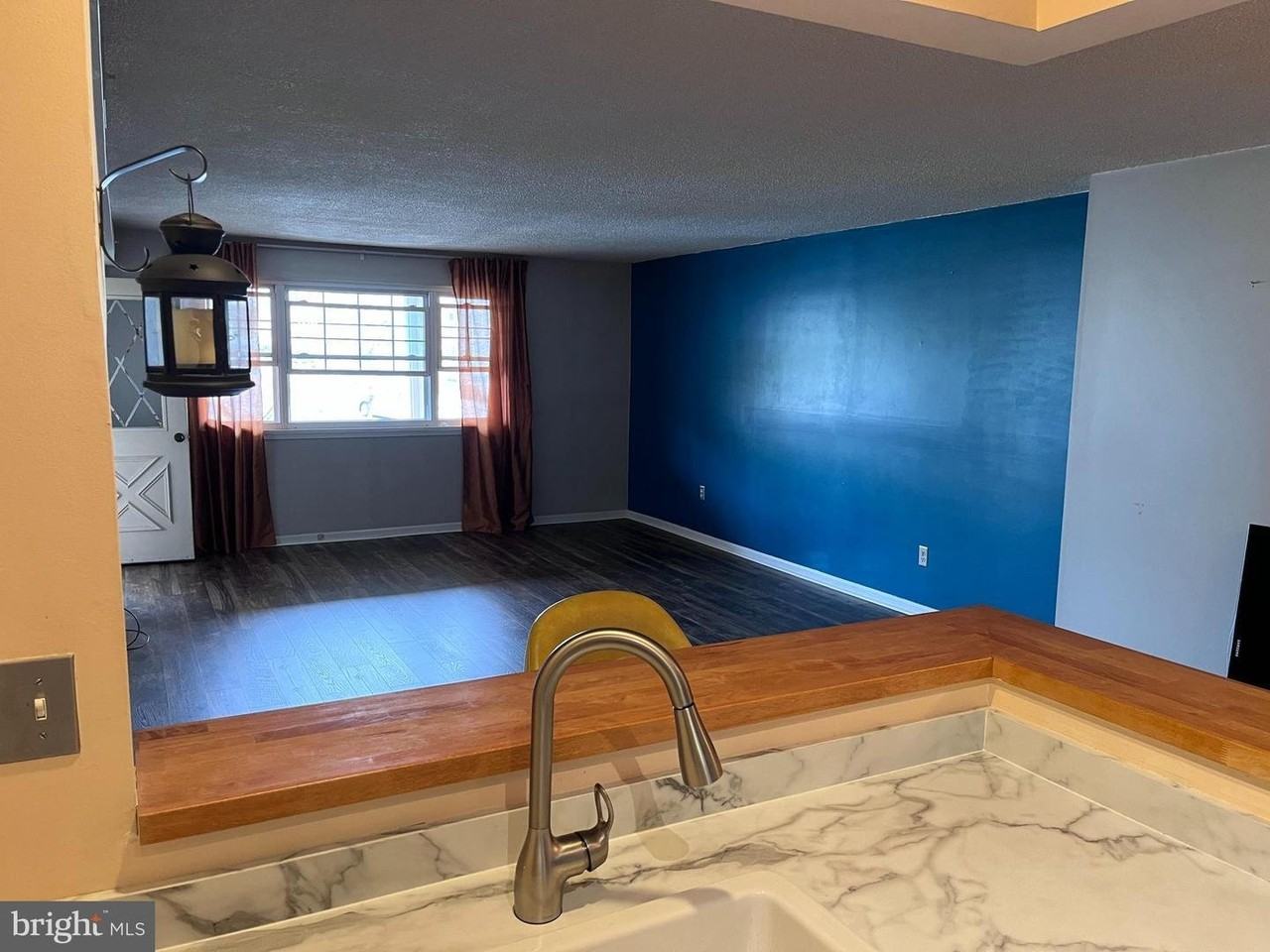112 Riversedge Dr - Photo 2 of 8