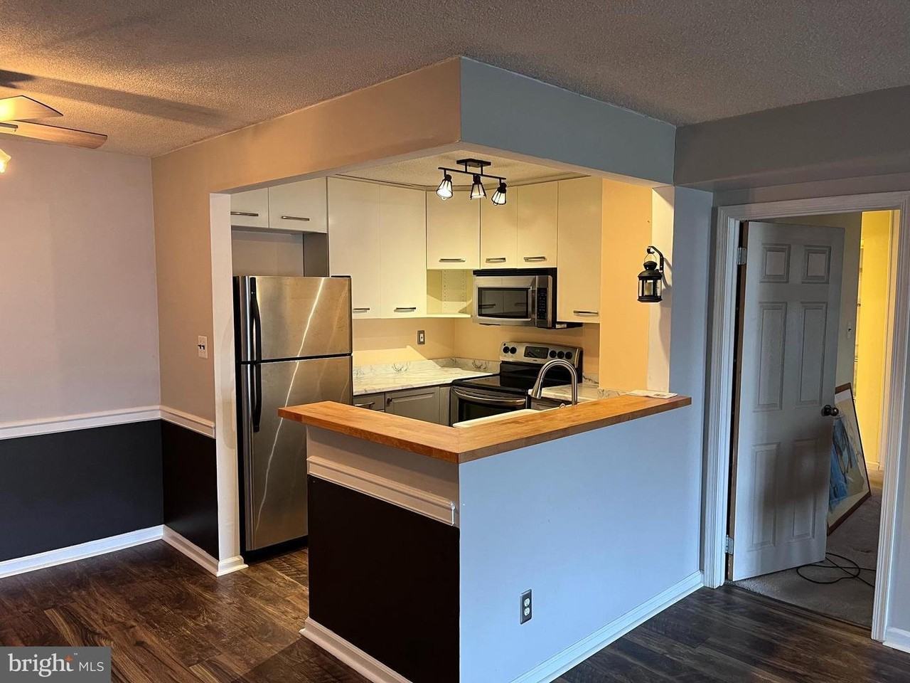 112 Riversedge Dr - Photo 3 of 8