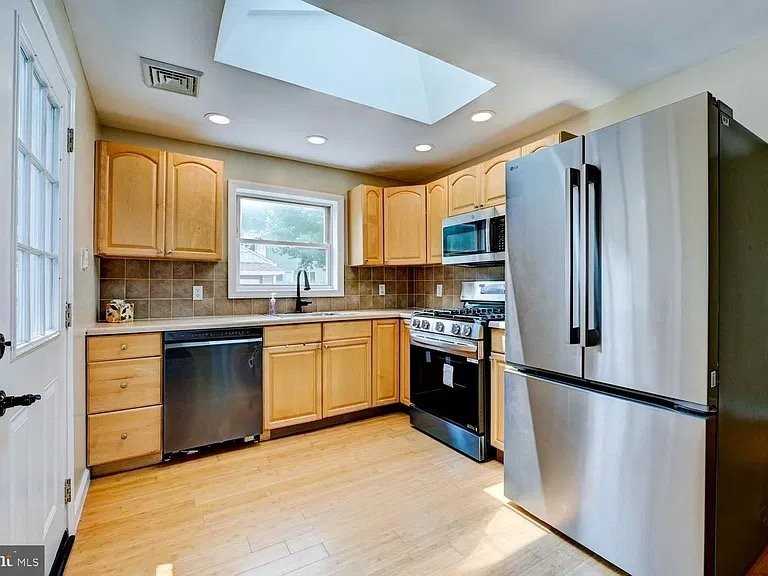 227 Randall Ave - Photo 5 of 18