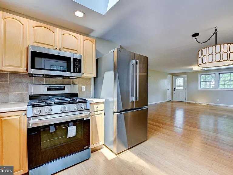 227 Randall Ave - Photo 6 of 18