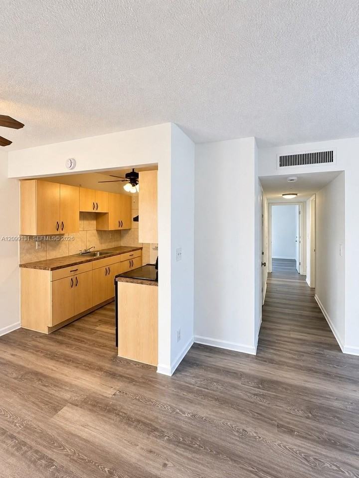 401 Sw 13th Pl #724 - Photo 4 of 5