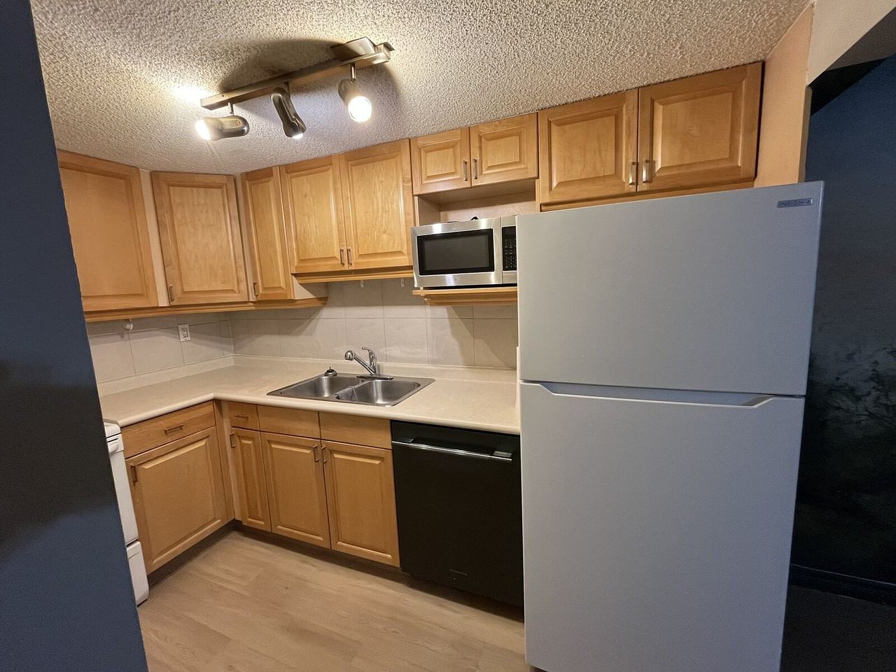 2124B 52 Ave Sw - Photo 6 of 15