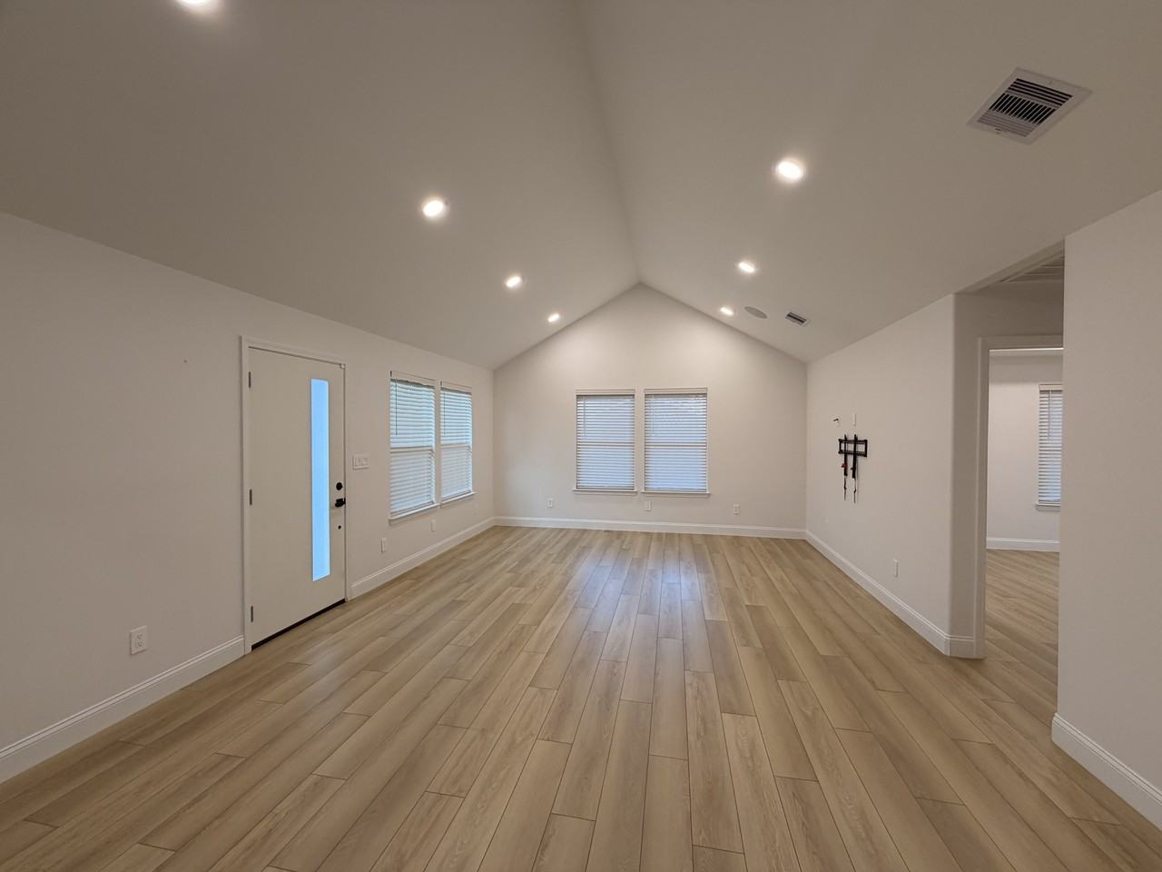 604 E 42nd St #NA - Photo 4 of 19