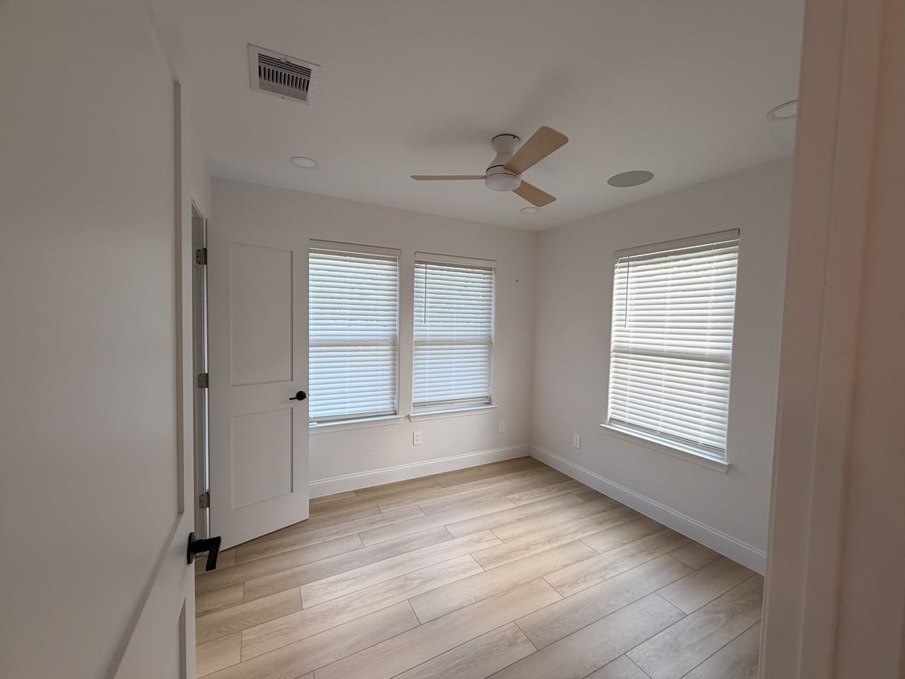 604 E 42nd St #NA - Photo 7 of 19