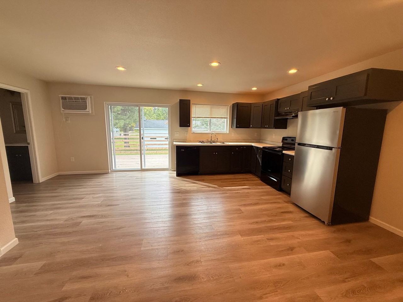 402 Brock Ave - Photo 3 of 13